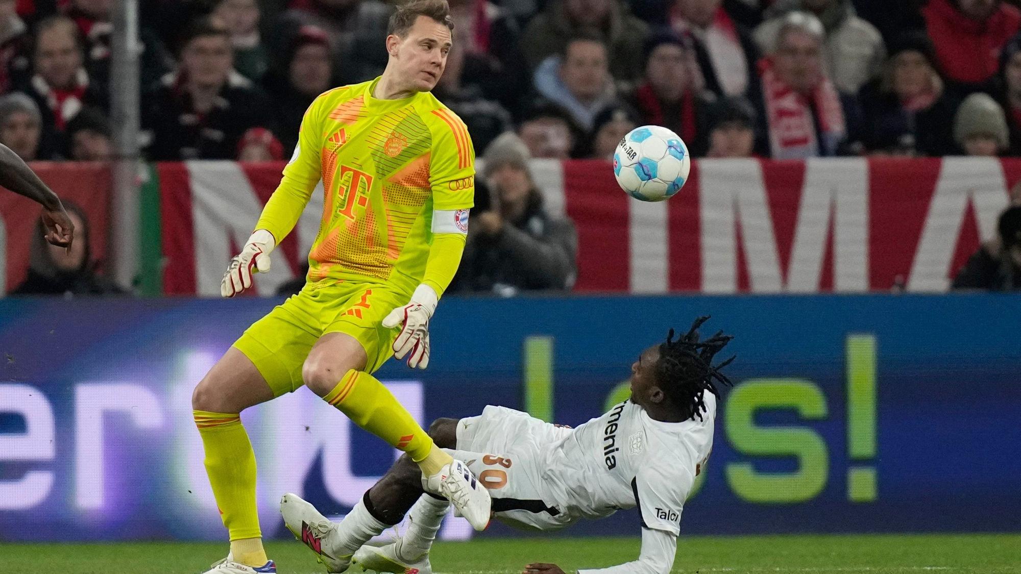 Neuer war außerhalb des Strafraums gegen Leverkusens Jeremie Frimpong zu spät und rammte den Niederländer im Zweikampf um.