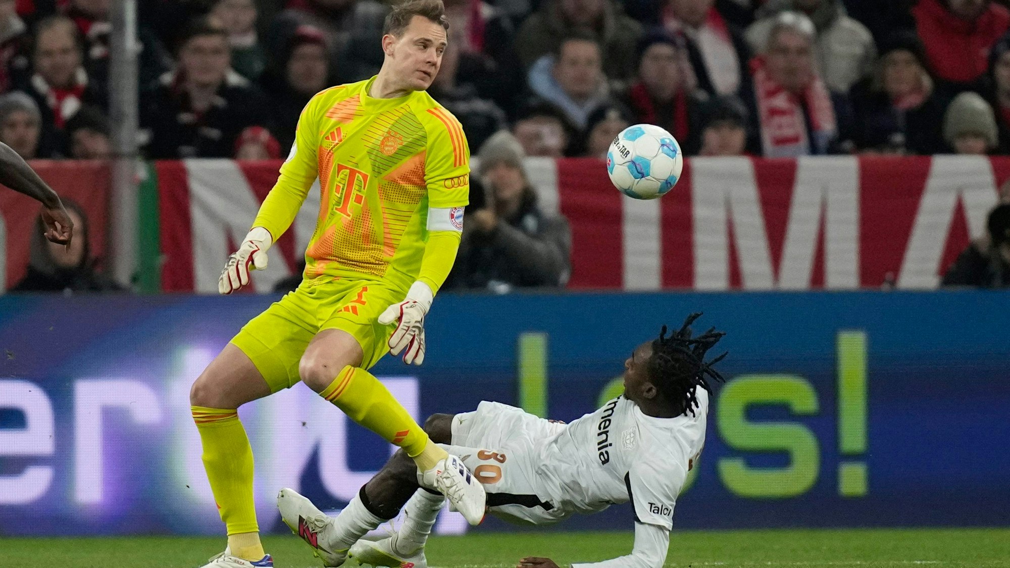 Neuer war außerhalb des Strafraums gegen Leverkusens Jeremie Frimpong zu spät und rammte den Niederländer im Zweikampf um.