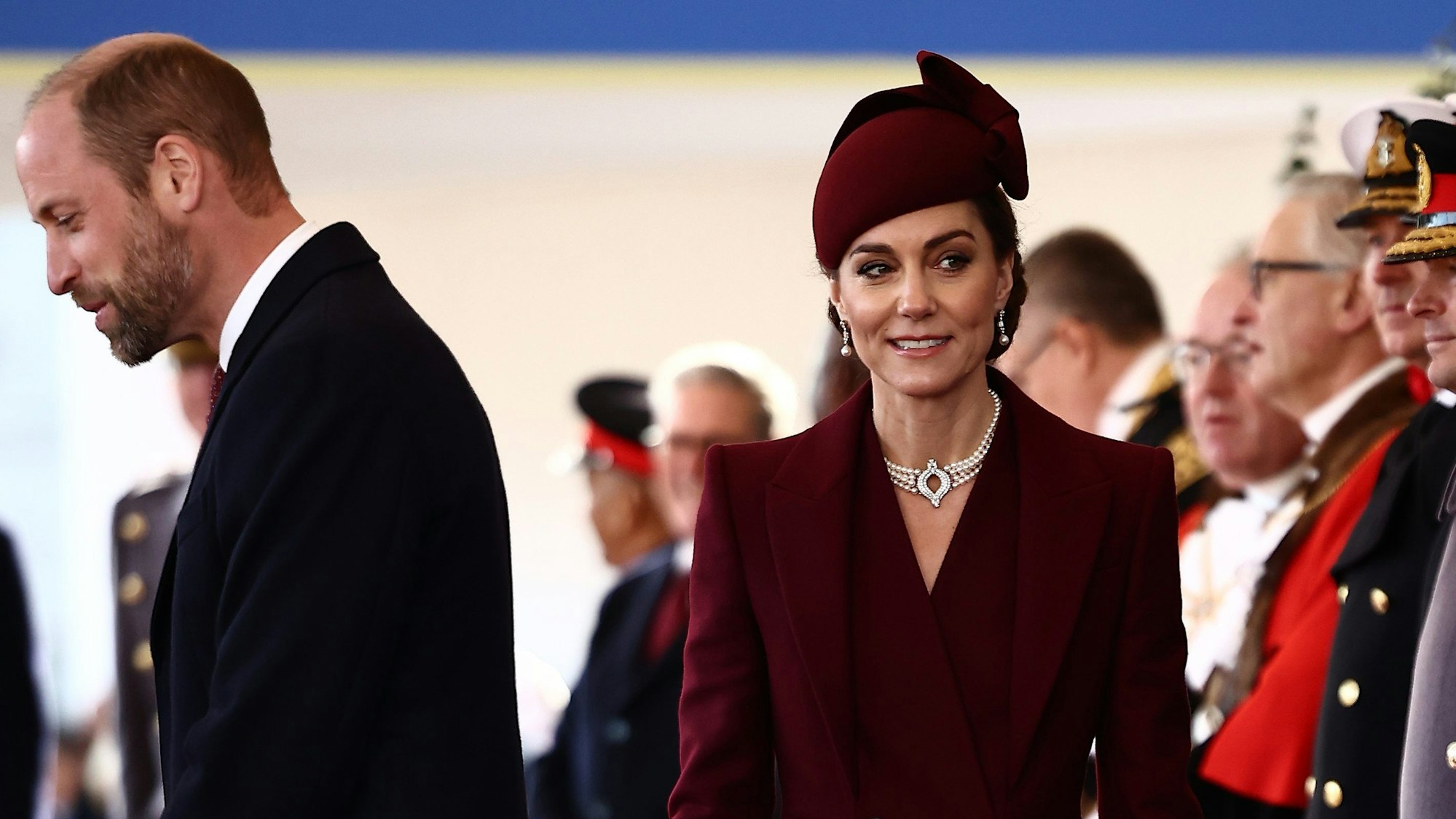 Prinz William und Prinzessin Kate gehen nebeneinander.