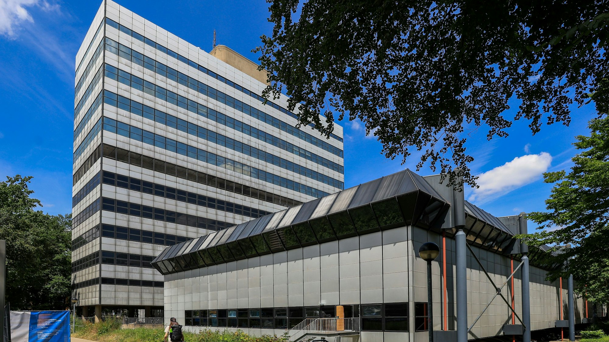 Das leer stehende Institutsgebäude 1 wird derzeit für die Kernsanierung vorbereitet. Der Start der Sanierungsarbeiten hat sich verzögert. Das Bild ist vom Sommer 2024.