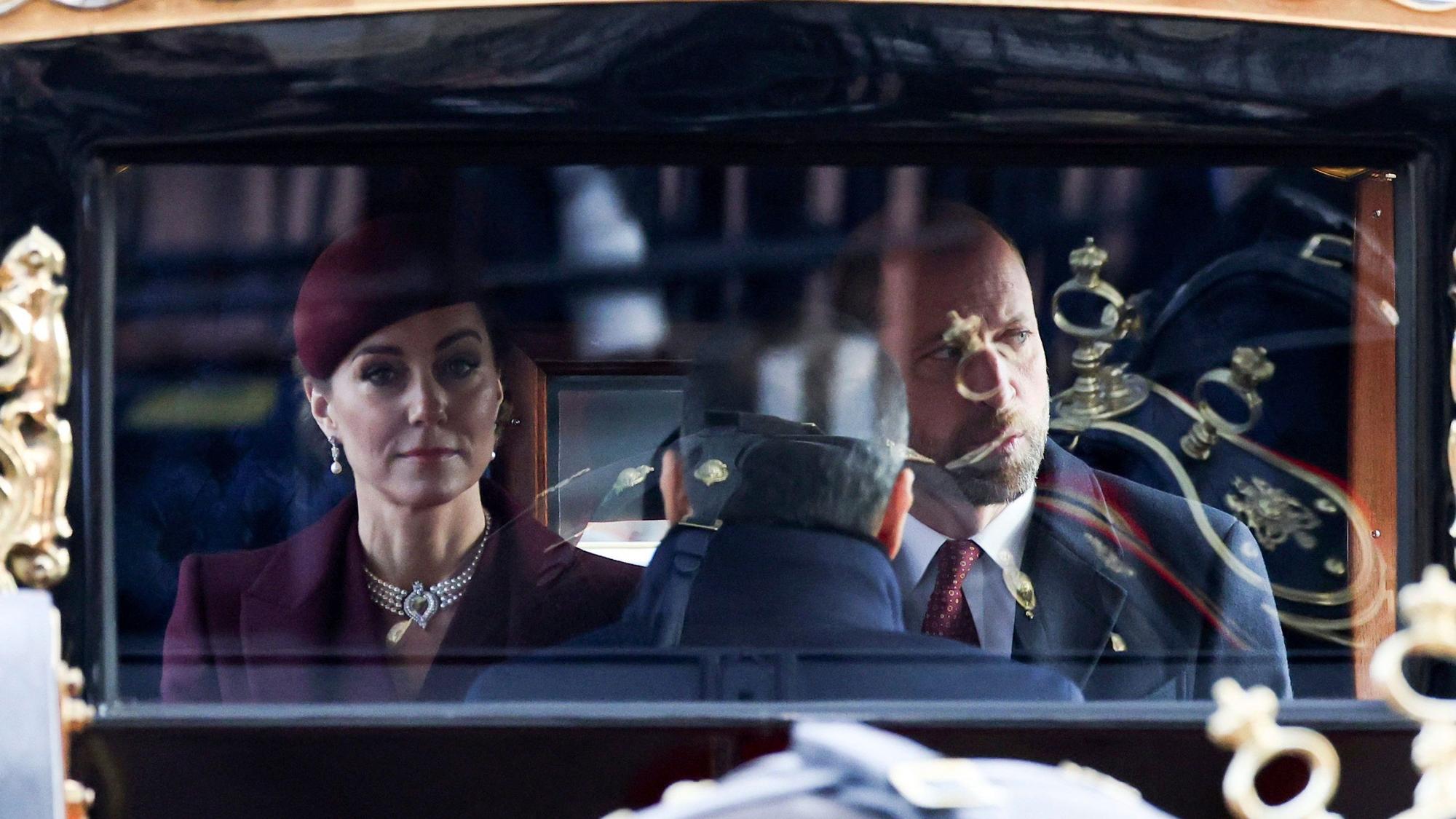 Prinzessin Kate und Prinz William fahren vor.