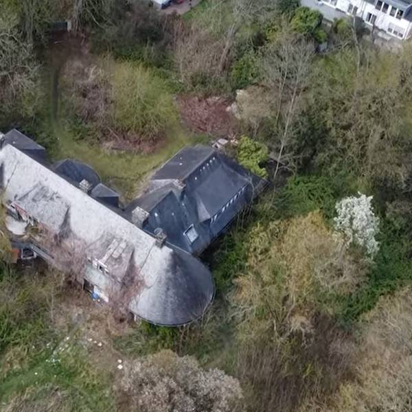 Eine Luftaufnahme zeigt den heutigen „Lost Place“ Villa Sohl im Rheinland.