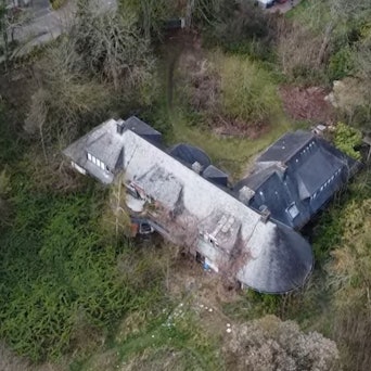 Eine Luftaufnahme zeigt den heutigen „Lost Place“ Villa Sohl im Rheinland.