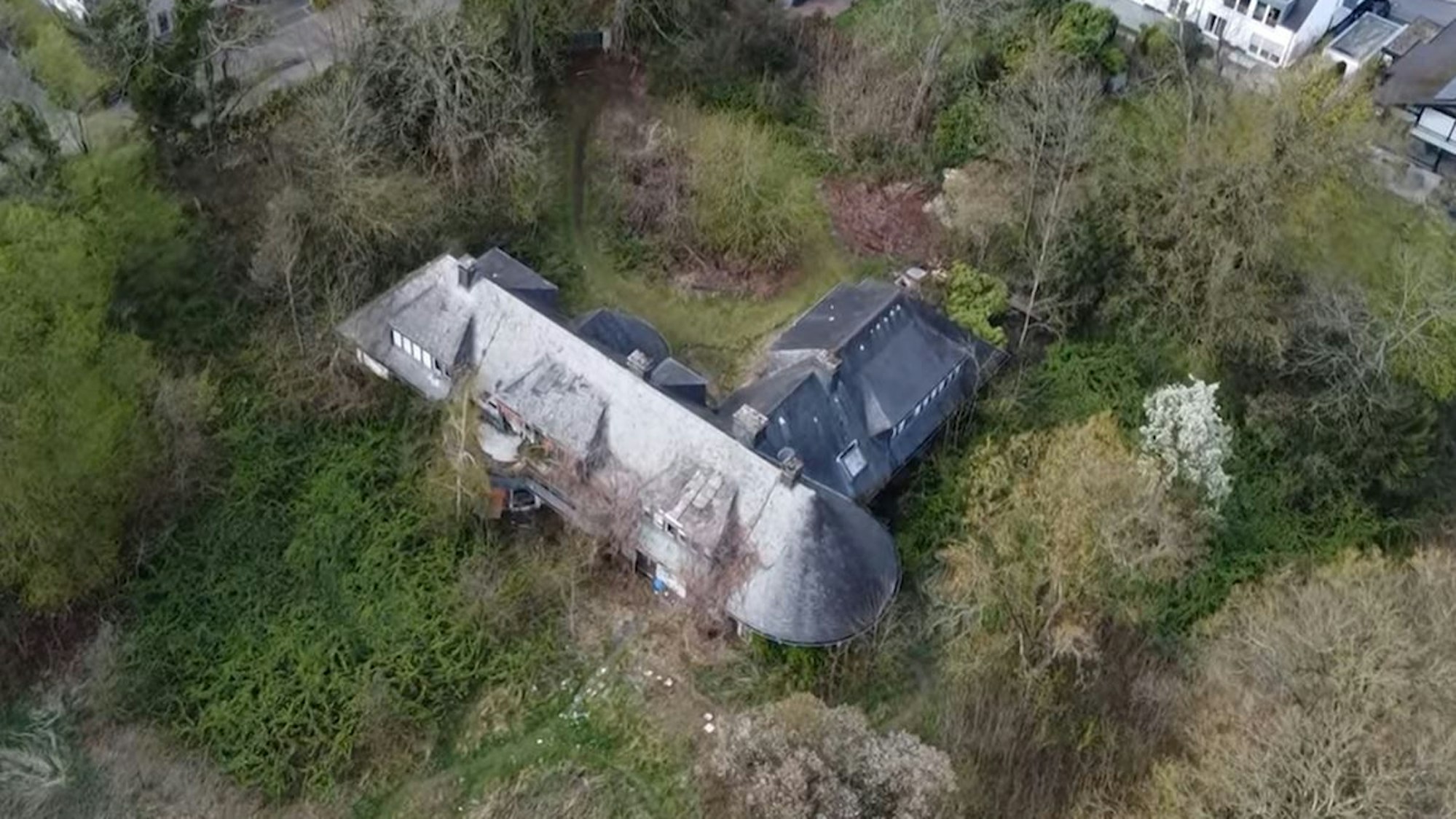 Eine Luftaufnahme zeigt den heutigen „Lost Place“ Villa Sohl im Rheinland.