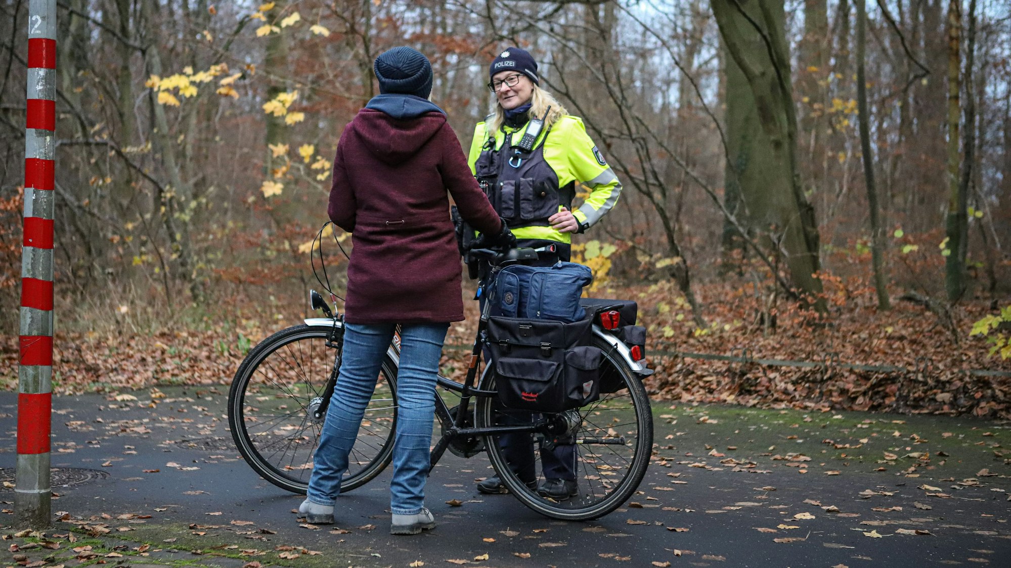 Polizistin mit Fahrradfahrerin.