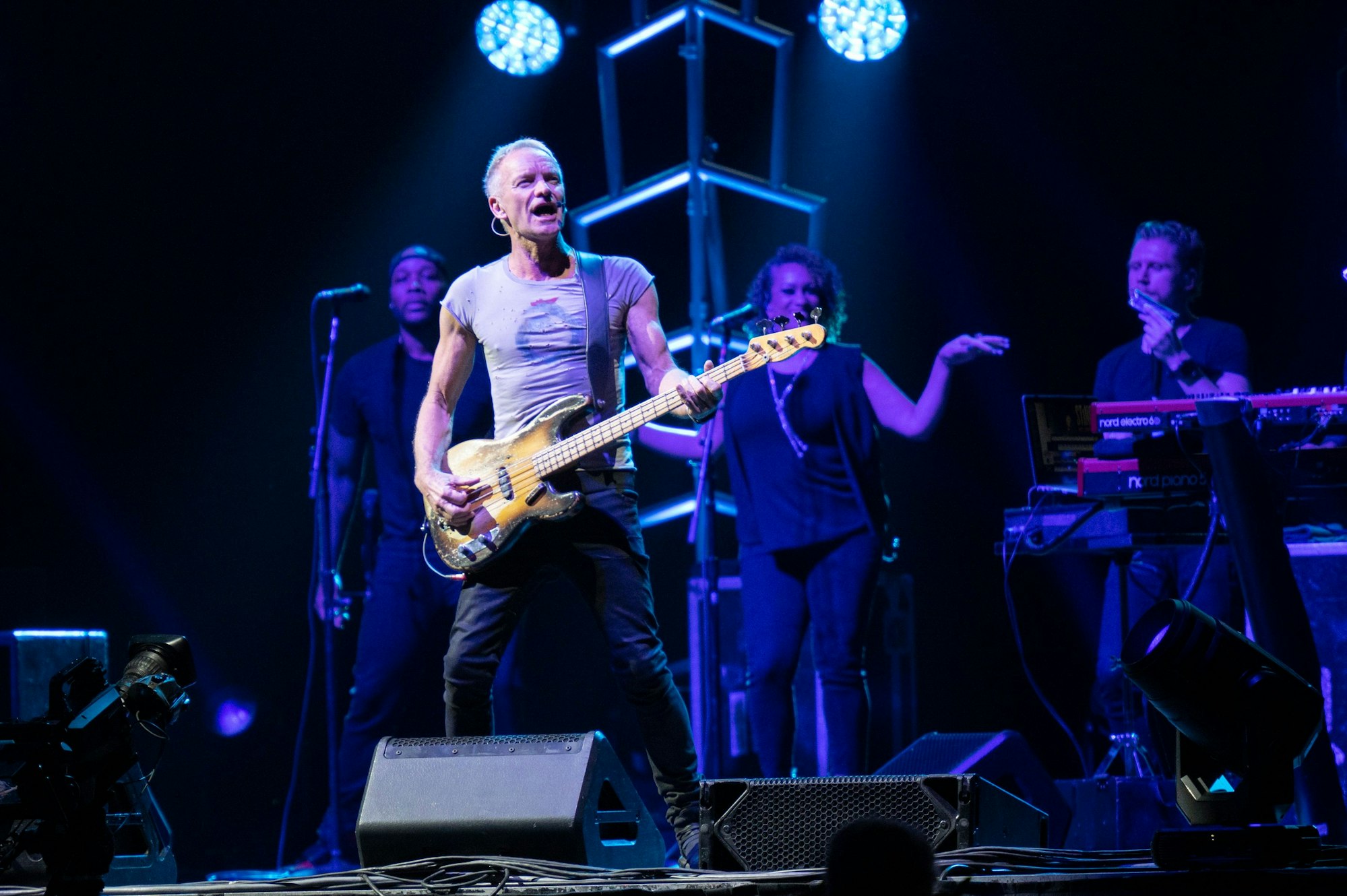 04.12.2023, Köln: Sting rockte die Bühne in der Lanxess-Arena. Foto: Uwe Weiser
