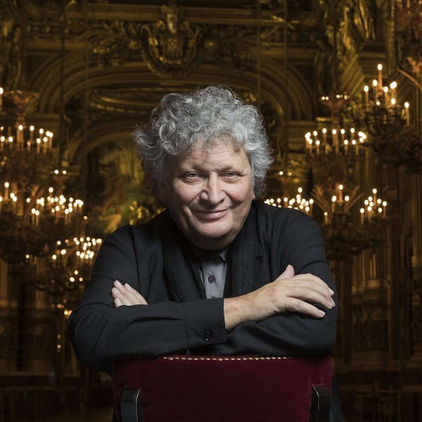 René Jacobs schaut in die Kamera.