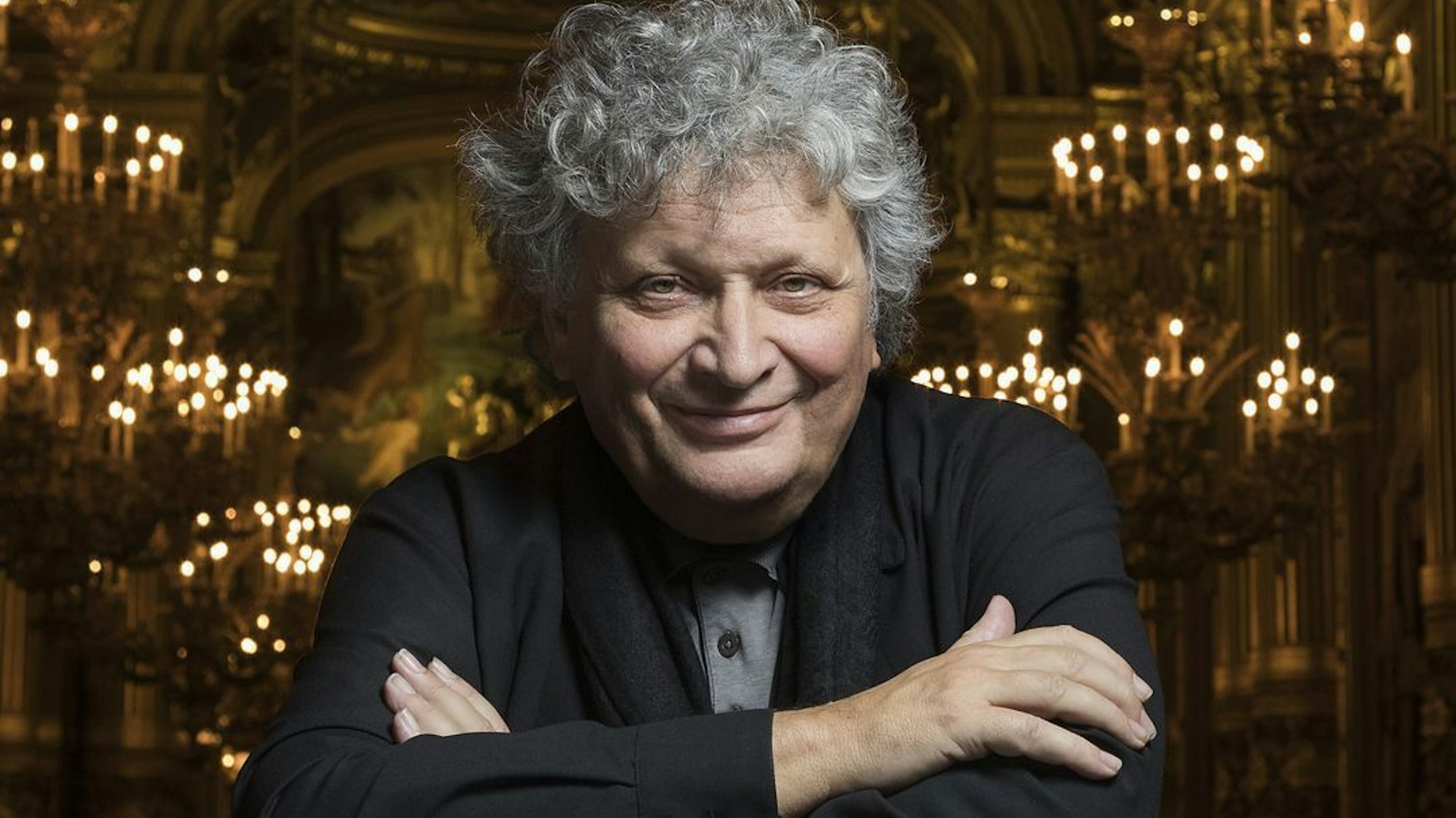 René Jacobs schaut in die Kamera.