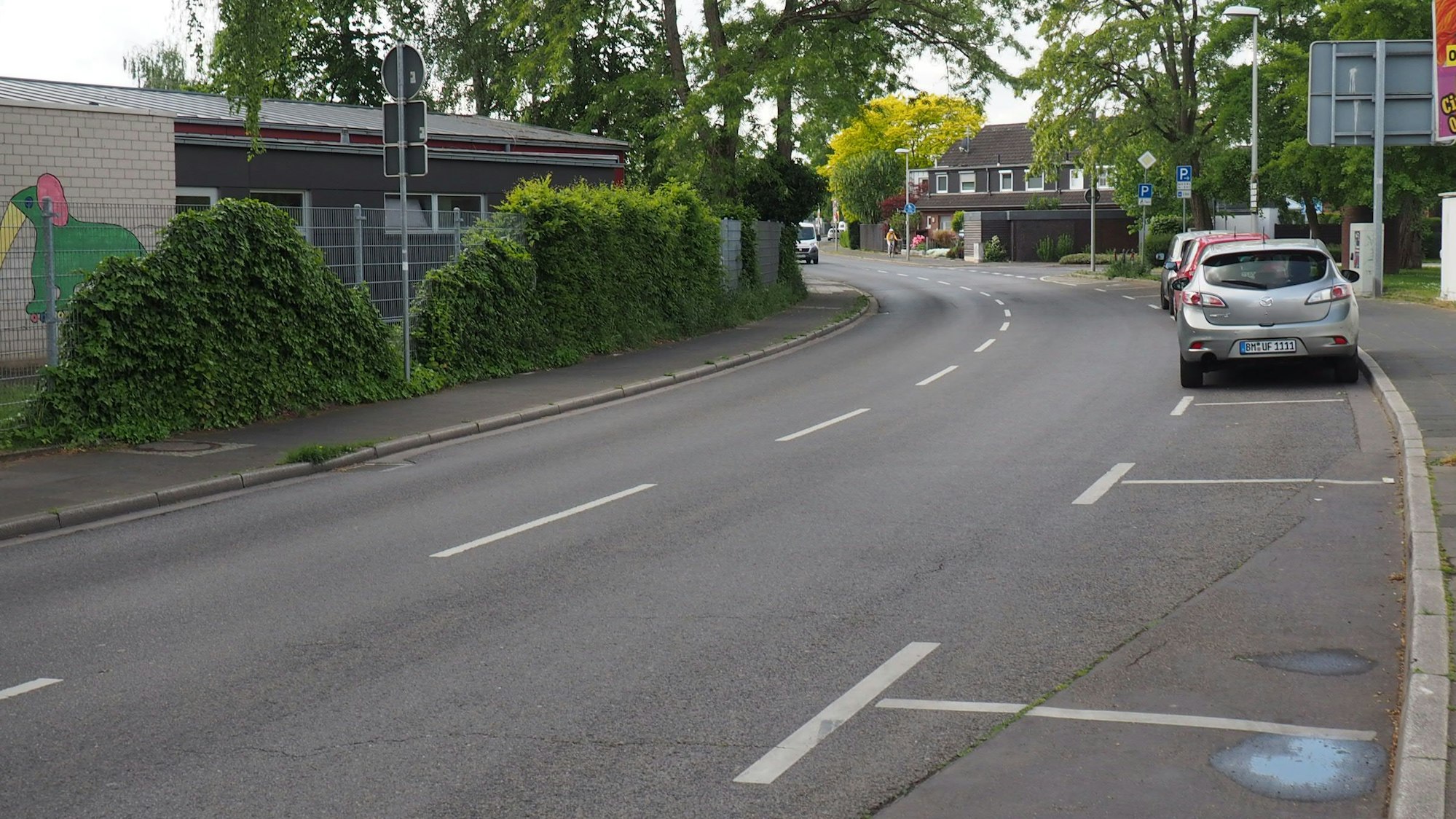 Eine zweispurige Fahrbahn, rechts sind Parktaschen. (Archivfoto)