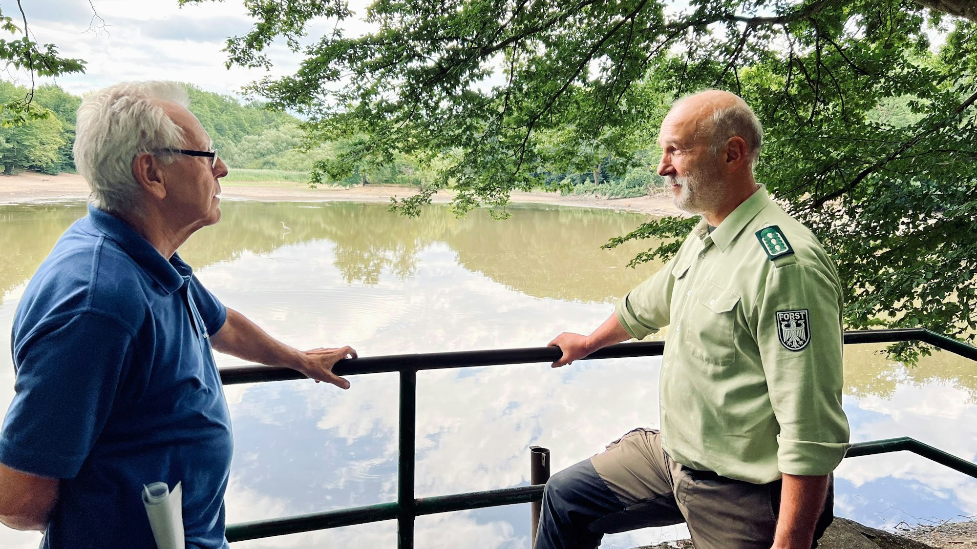 Achim Urmes vom Bundesforstbetrieb Rhein-Weser (r.) und Gerhard Möller, Vorsitzender des Bürgervereins Wahn-Wahnheide-Lind, am Scheuermühlenteich.