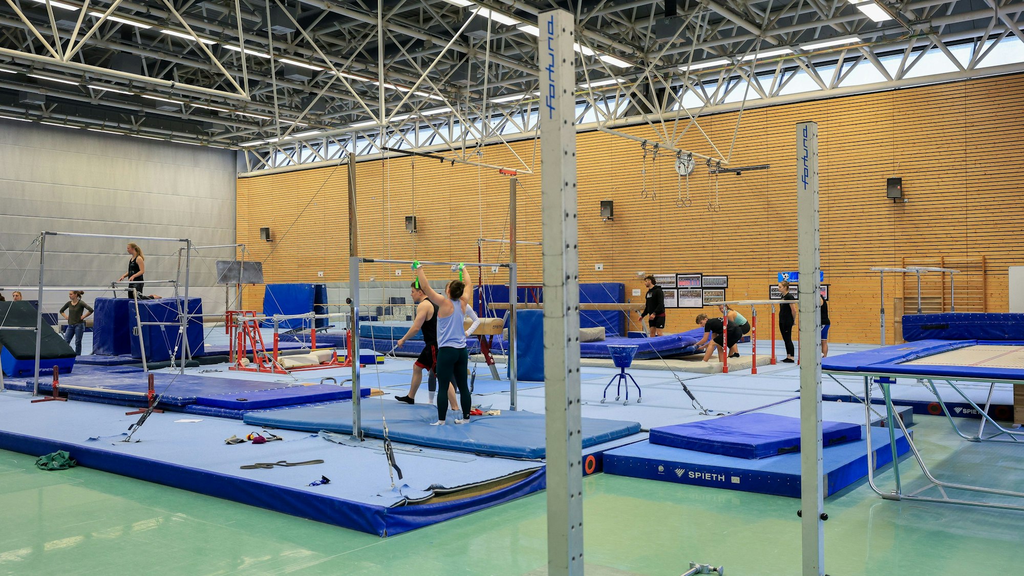 Ansichten der Spoho-Köln, Sporthochschule Köln.
Innenansicht des Leistungszentrum Turnen, bzw. Mehrzweckhalle Turnen.