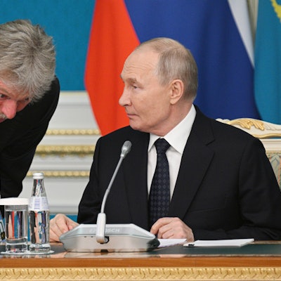 Kreml-Sprecher Dmitri Peskow (l.) und der russische Präsident Wladimir Putin