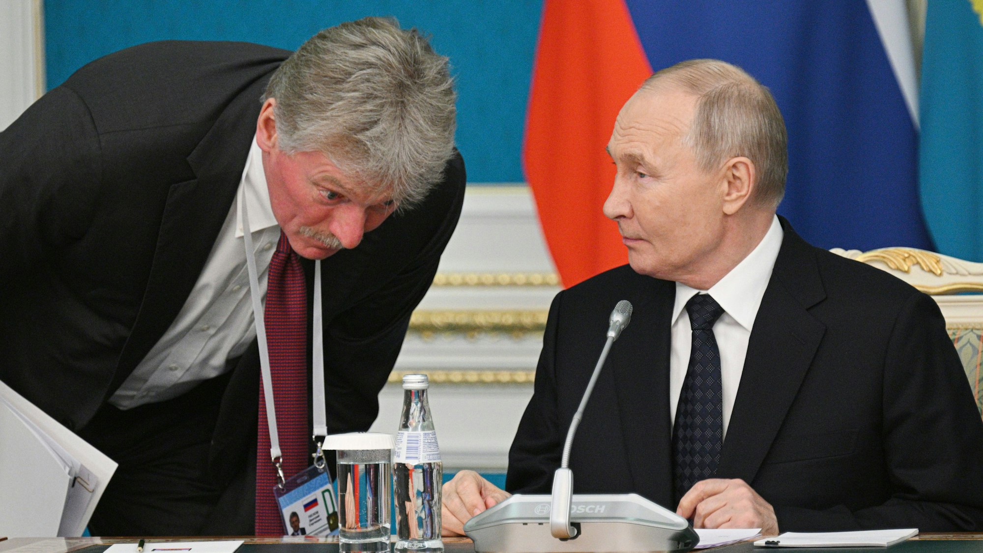 Kremlsprecher Dmitri Peskow (l.) im Gespräch mit Wladimir Putin. (Archivbild)