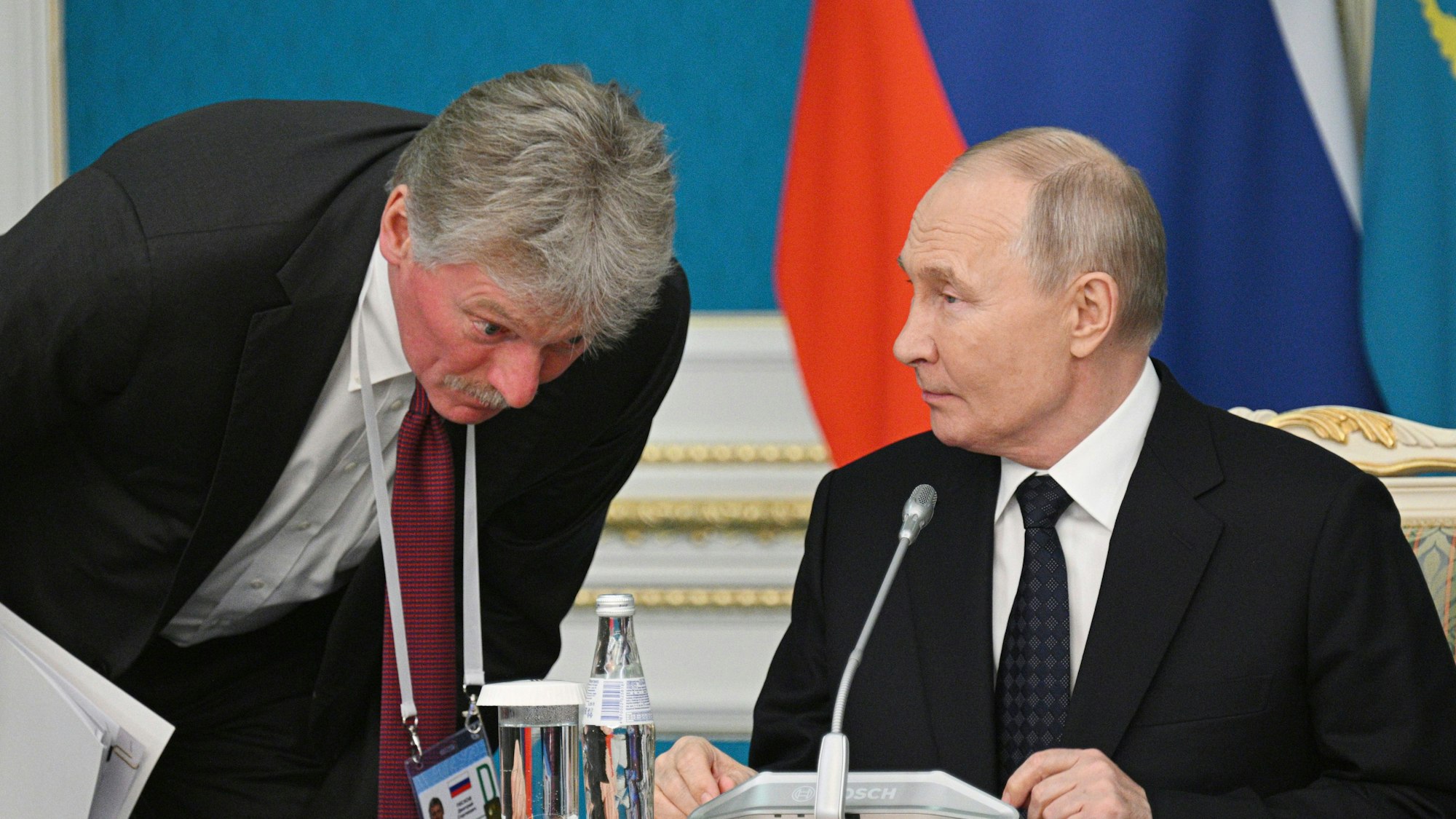 Kreml-Sprecher Dmitri Peskow (l.) und der russische Präsident Wladimir Putin