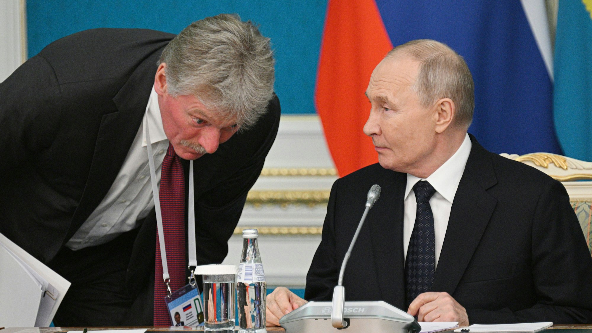 Kremlsprecher Dmitri Peskow (l.) im Gespräch mit dem russischen Machthaber Wladimir Putin. (Archivbild)