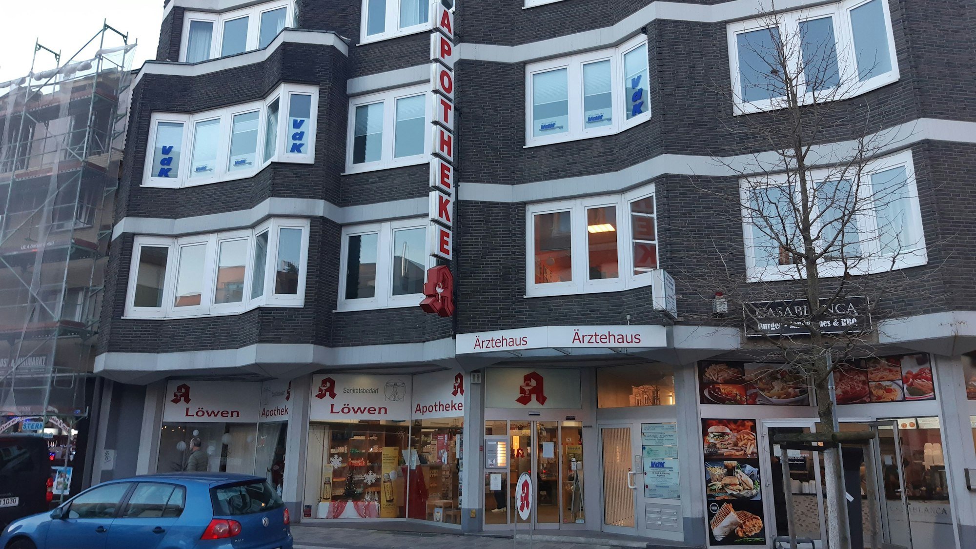 Auf dem Bild ist ein Wohn- und Geschäftshaus in Bergheim zu sehen.