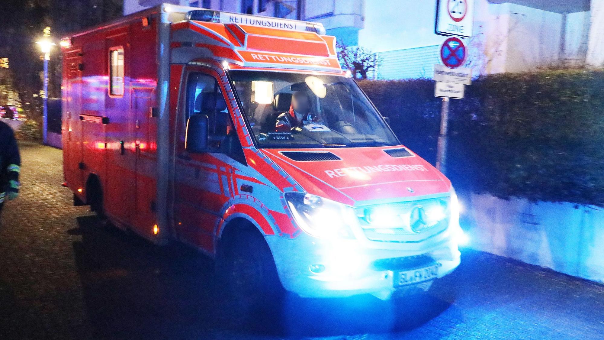Ein Rettungswagen fährt vom Seniorenzentrum an der Saaler Mühle los.