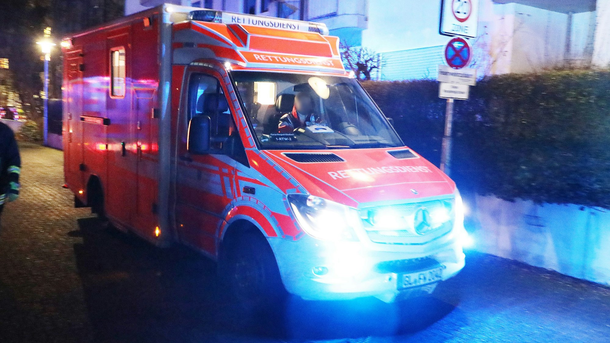 Ein Rettungswagen fährt vom Seniorenzentrum an der Saaler Mühle los.