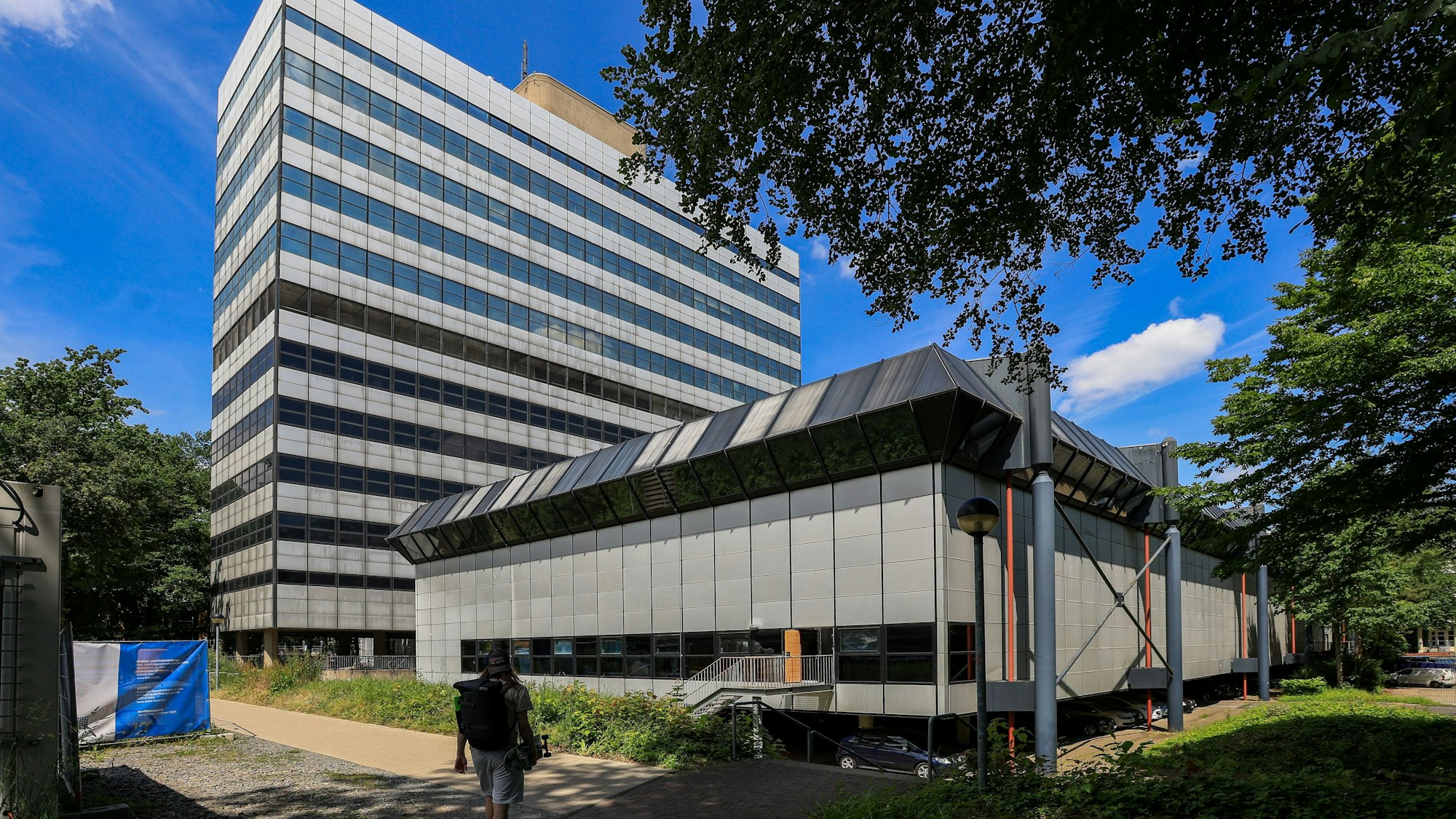 Im Bild das Institutsgebäude I der Sporthochschule, das zur Zeit Baustelle ist.