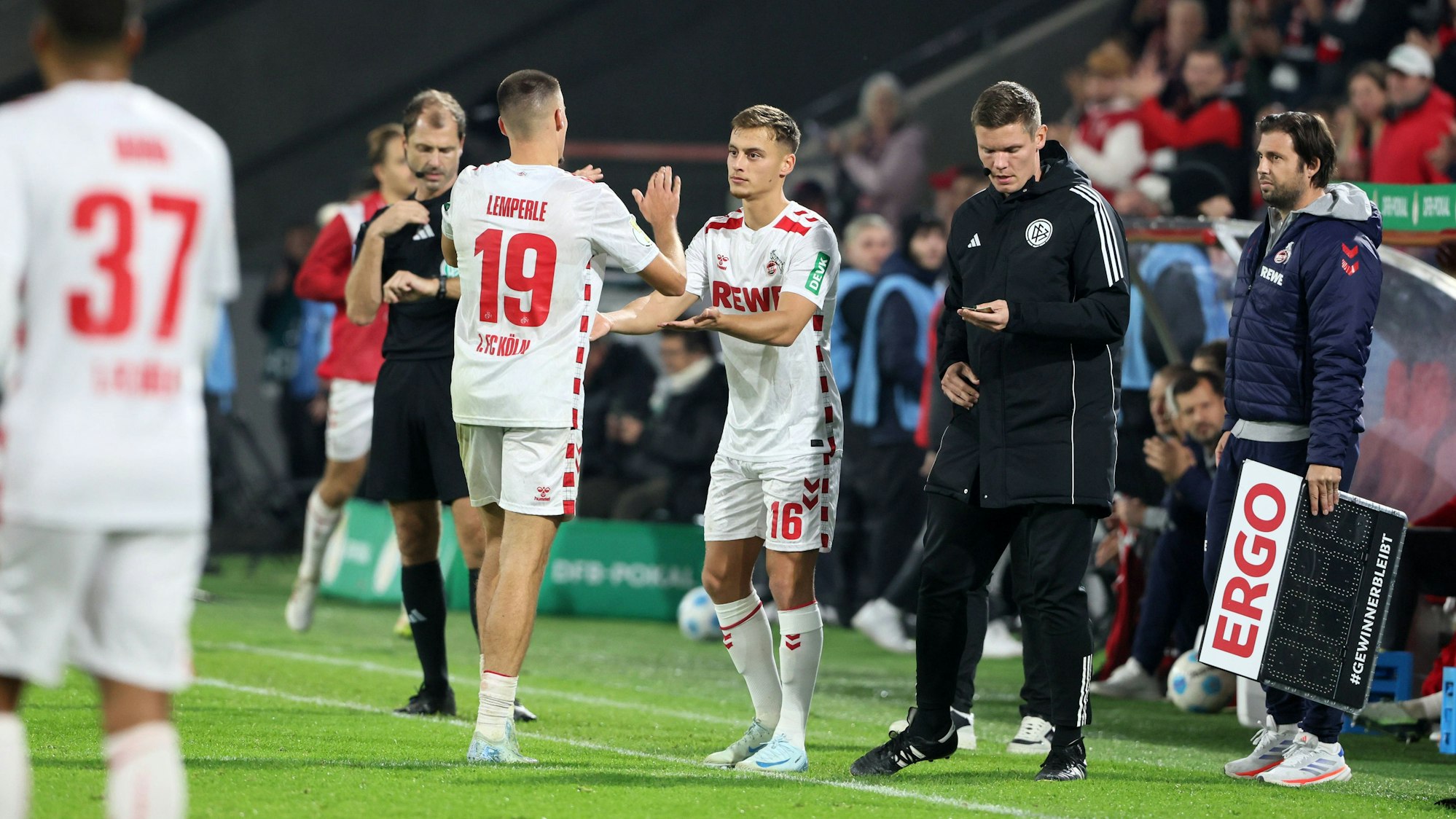 Szene aus der zweiten Pokalrunde gegen Holstein Kiel (3:0), als Marvin Obuz in der 90. Minute für Tim Lemperle eingewechselt wurde.