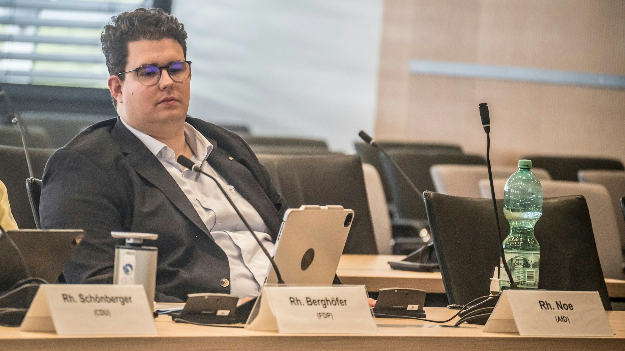 Yannick Noé im Leverkusener Ratssaal.