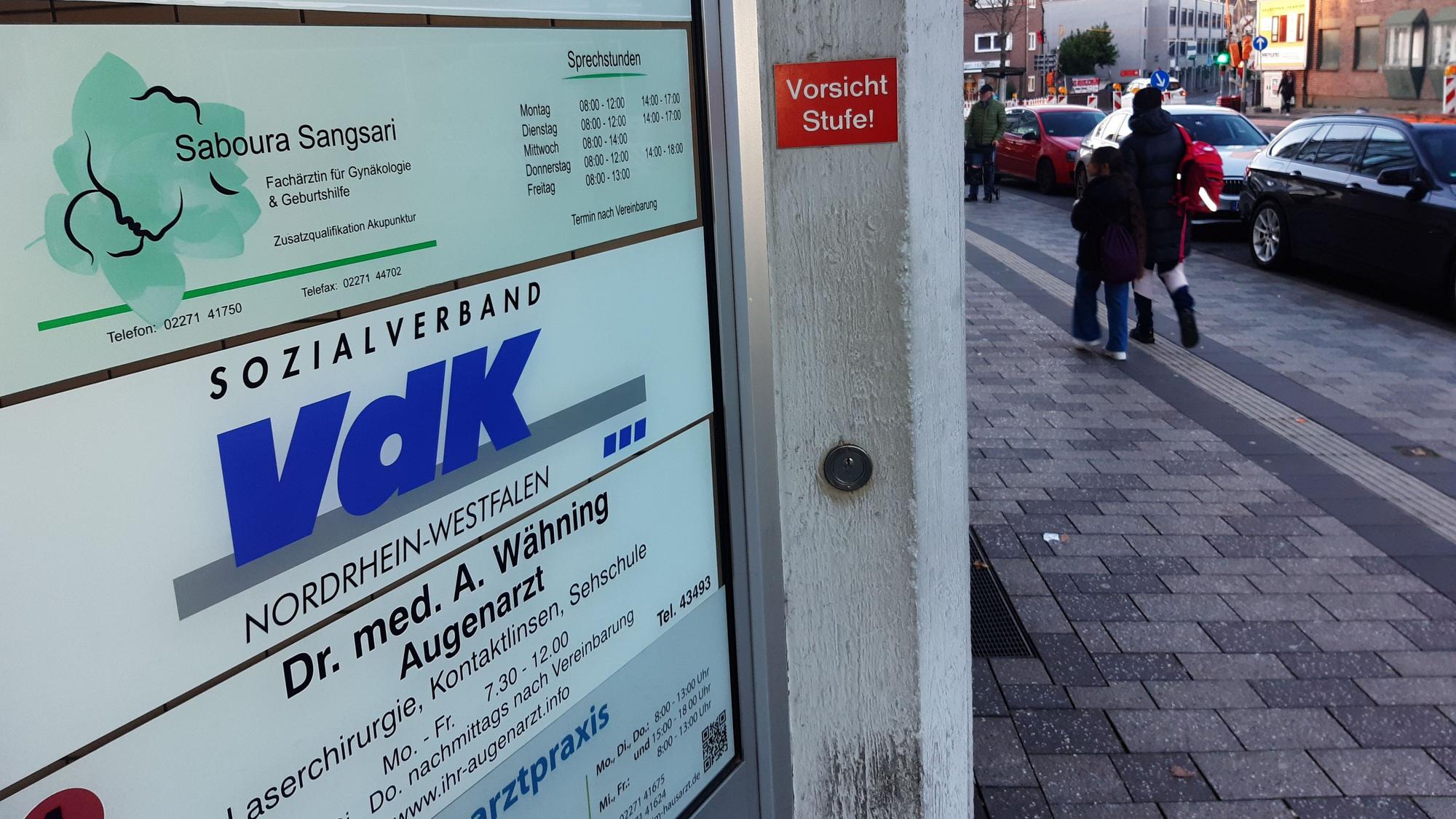 Auf dem Bild sind Firmenschilder am Sitz der VDK-Kreisgeschäftsstelle zu sehen.