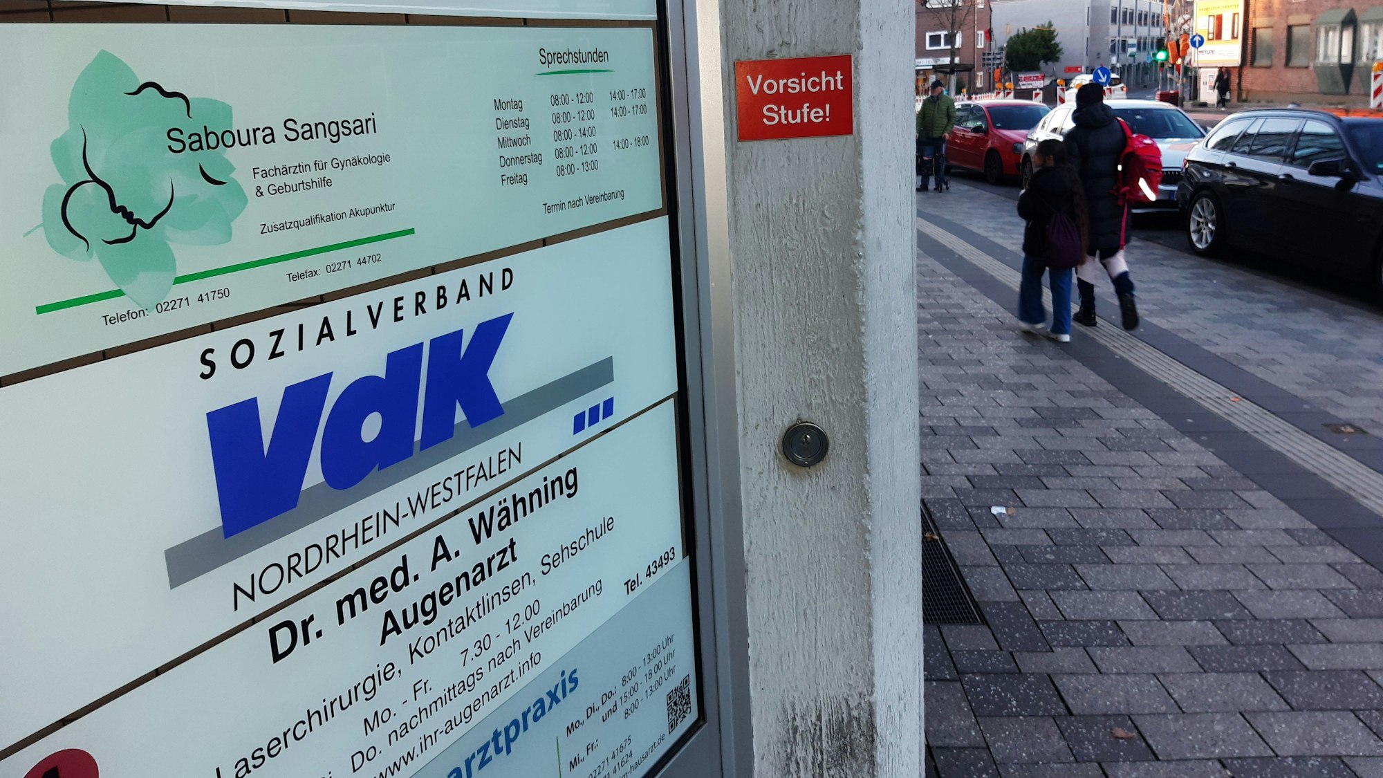 Auf dem Bild sind Firmenschilder am Sitz der VDK-Kreisgeschäftsstelle zu sehen.