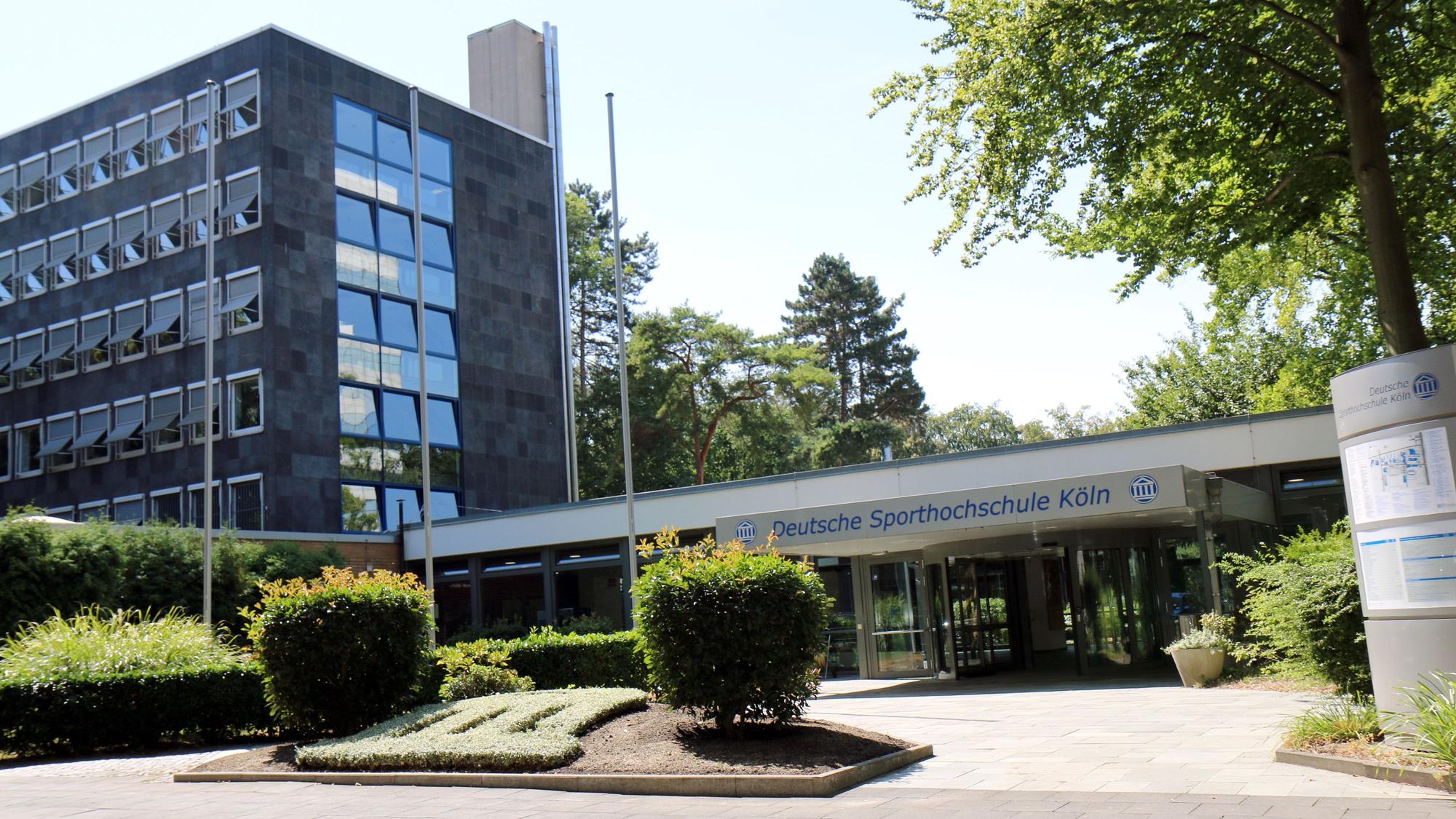 Haupteingang der Deutschen Sporthochschule Köln.