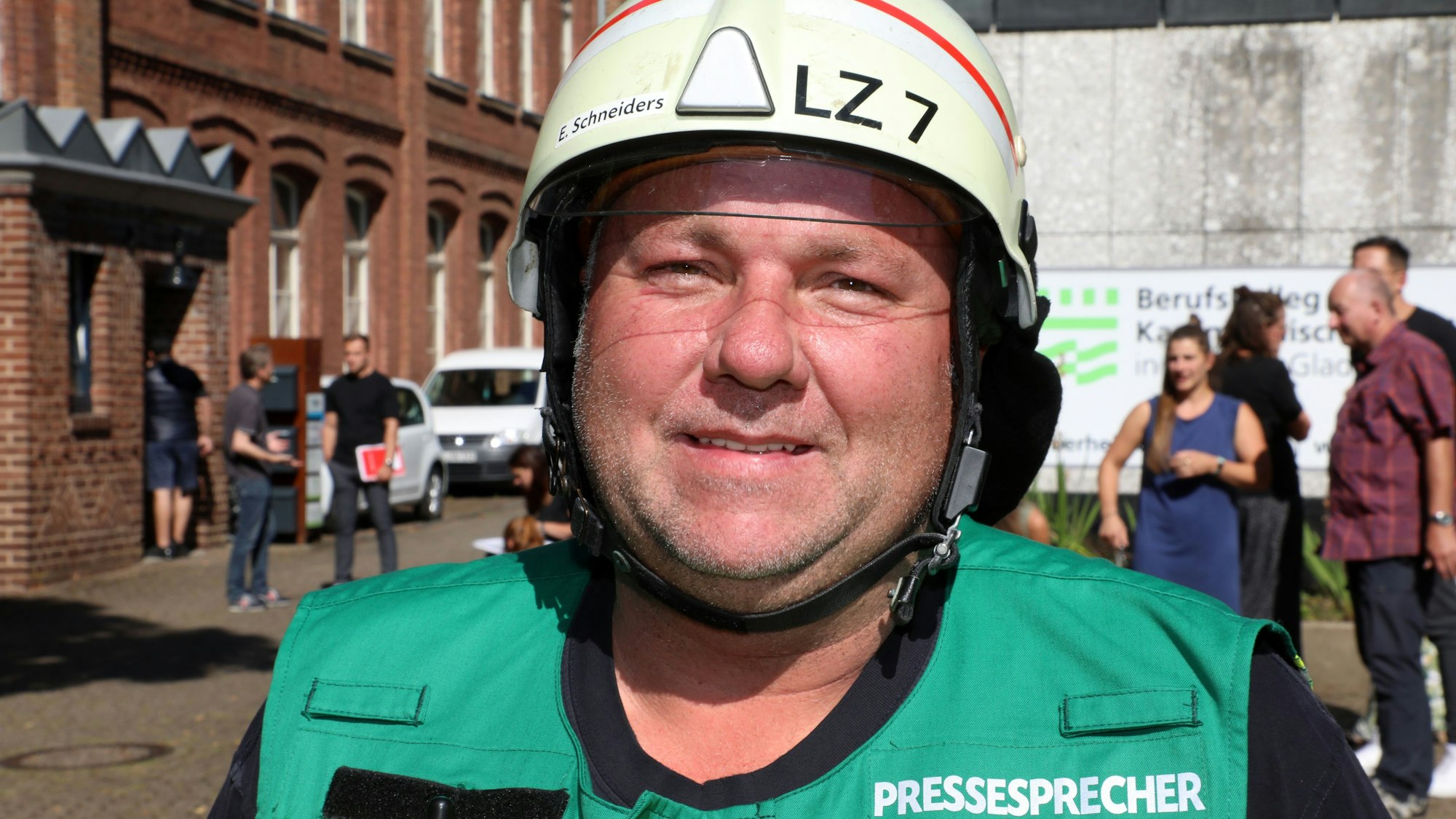 Bergisch Gladbachs Feuerwehrsprecher Elmar Schneiders steht vor dem Berufskolleg Kaufmännische Schule in Bergisch Gladbach.