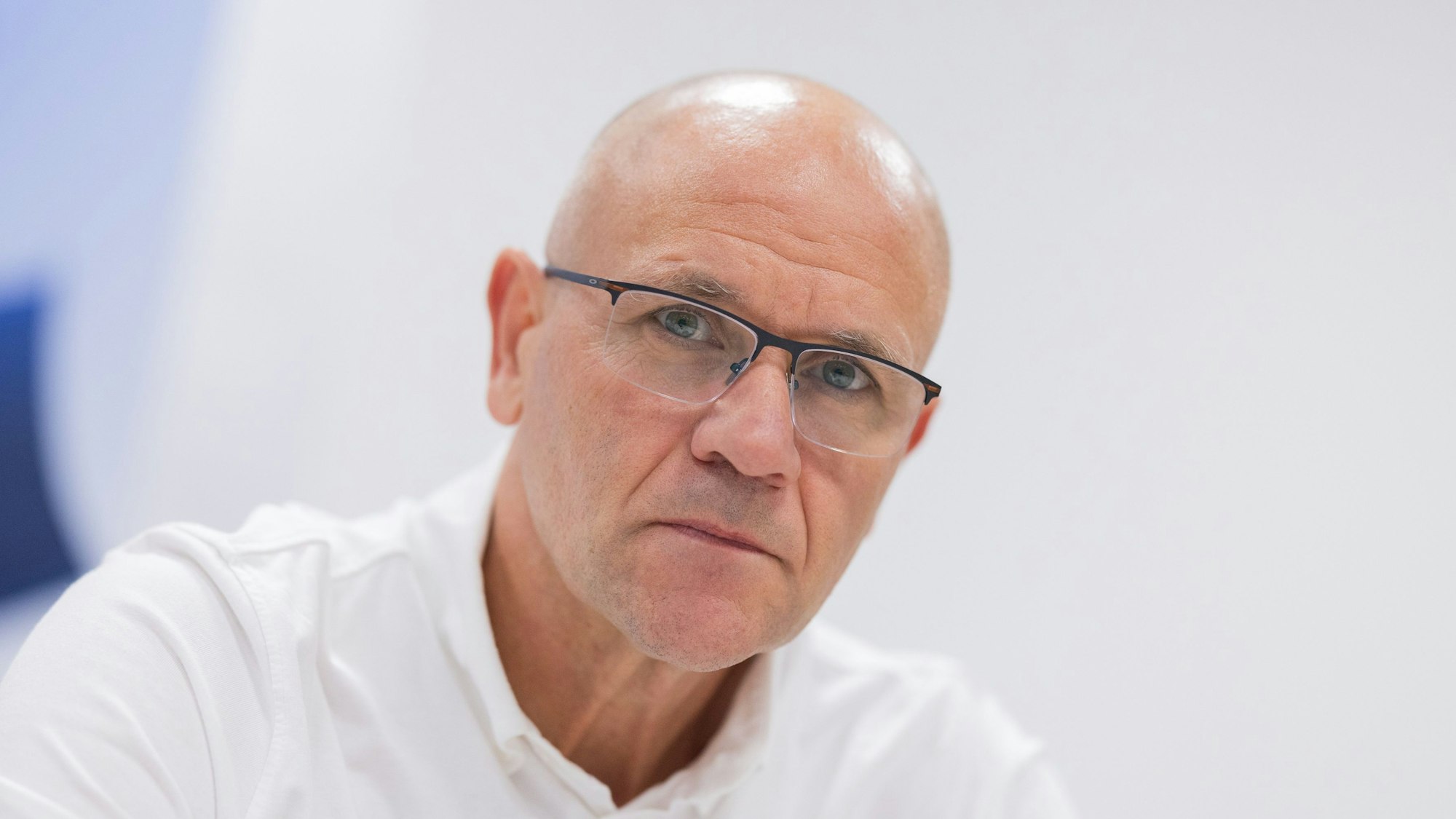 Markus Thal, Vorsitzender des Betriebsrates Ford Saarlouis, sitzt bei einer Pressekonferenz des Gesamtbetriebsrates und der IG Metall Köln-Leverkusen auf dem Werksgelände Ford-Werke in Köln-Niehl.