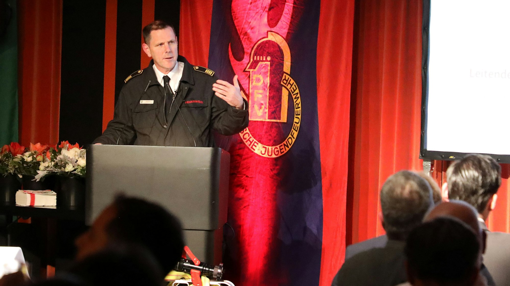 Bergisch Gladbachs Feuerwehrchef Jörg Köhler steht am Rednerpult bei der Jubilarehrung am Freitag, 29. 12. 2024, im Spiegelsaal des Bergischen Löwen.