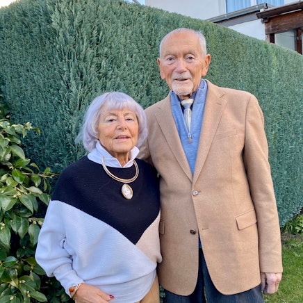 Das Foto zeigt ein älteres Ehepaar