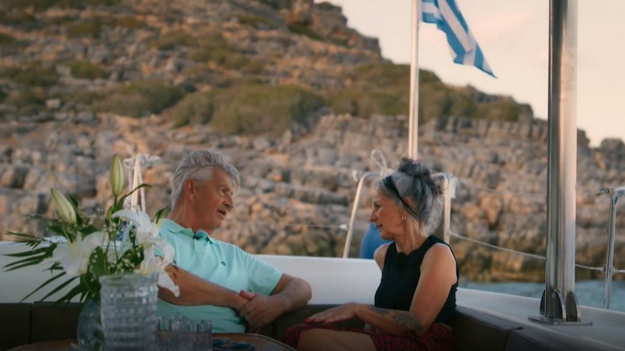 Sabine unterhält sich mit Franz auf dem Katamaran