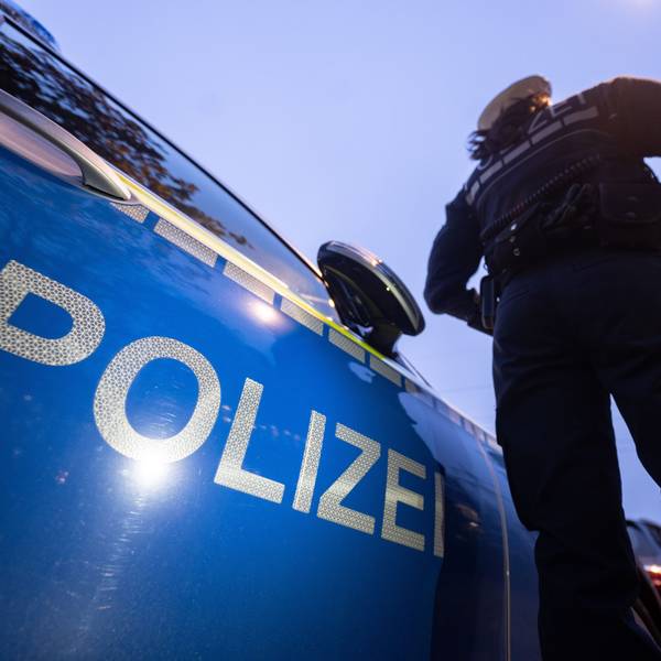 30.11.2023, Baden-Württemberg, Stuttgart: Die Polizei kontrolliert ein Auto.