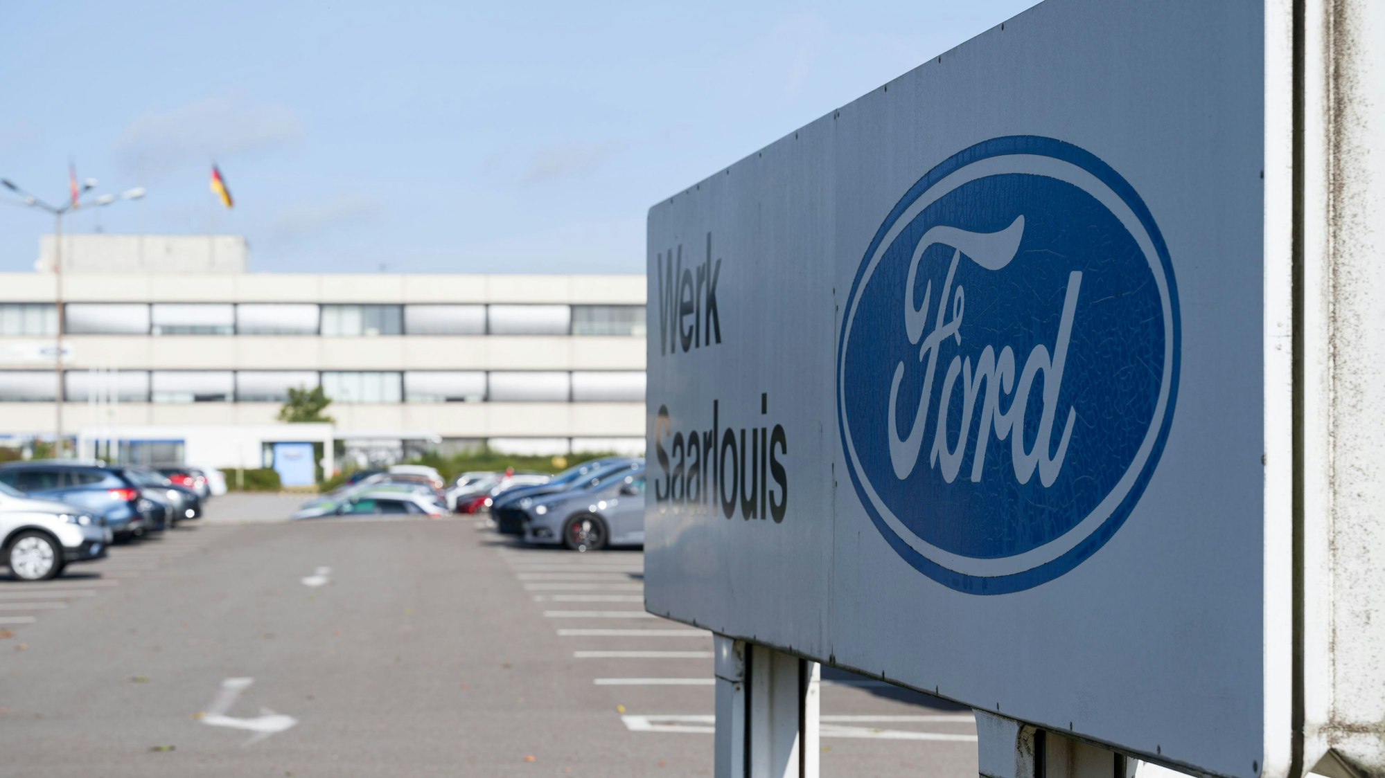 ARCHIV - 04.10.2023, Saarland, Saarlouis: Schilder auf dem Außengelände des Ford Werks in Saarlouis. (zu dpa: «Transfergesellschaft für Ford Saarlouis steht») Foto: Oliver Dietze/dpa +++ dpa-Bildfunk +++