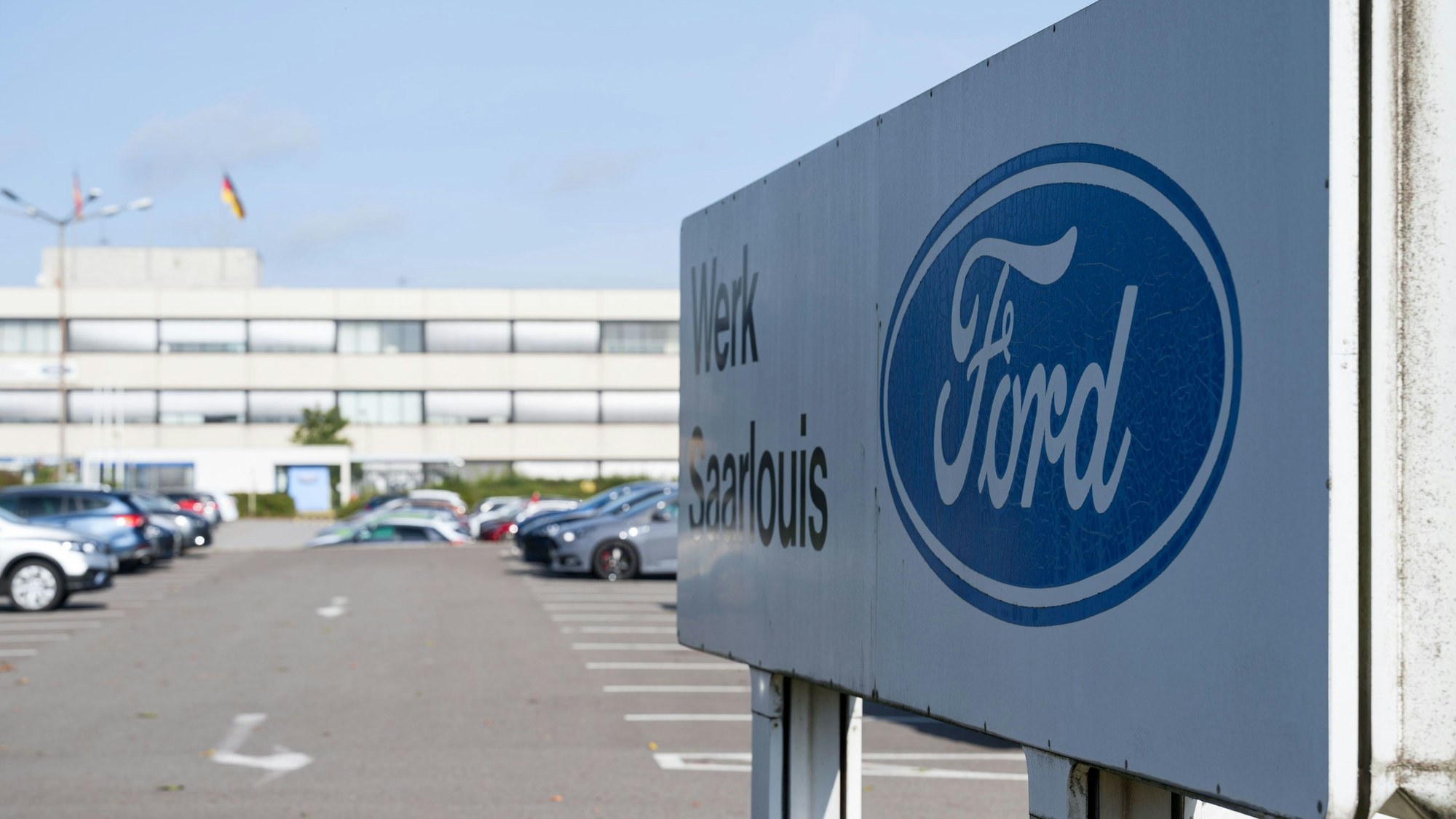 ARCHIV - 04.10.2023, Saarland, Saarlouis: Schilder auf dem Außengelände des Ford Werks in Saarlouis. (zu dpa: «Transfergesellschaft für Ford Saarlouis steht») Foto: Oliver Dietze/dpa +++ dpa-Bildfunk +++