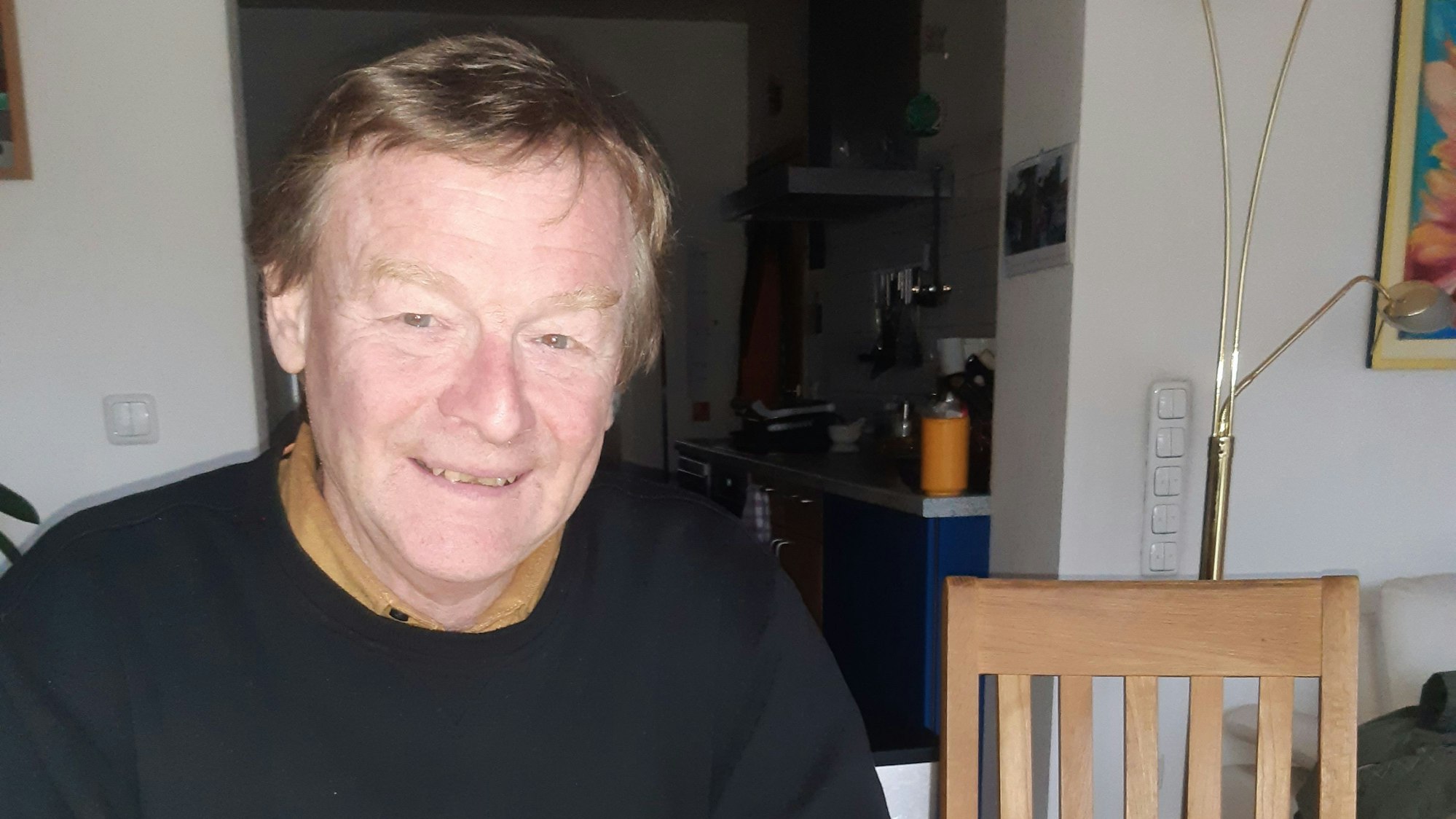 Das Foto zeigt einen lächelnden Mann.