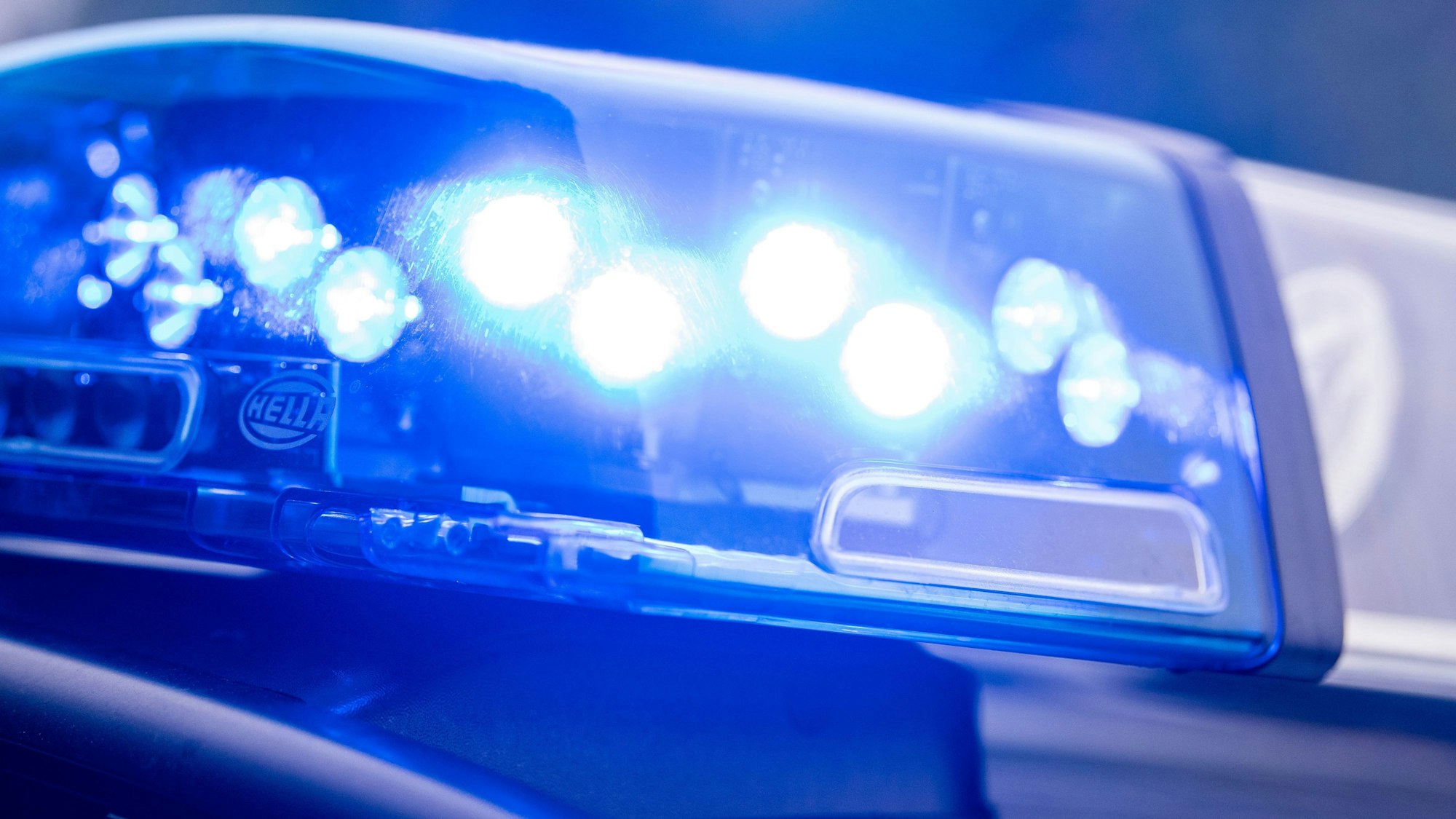 Ein Blaulicht leuchtet an einer Polizeistreife. (Symbolfoto)