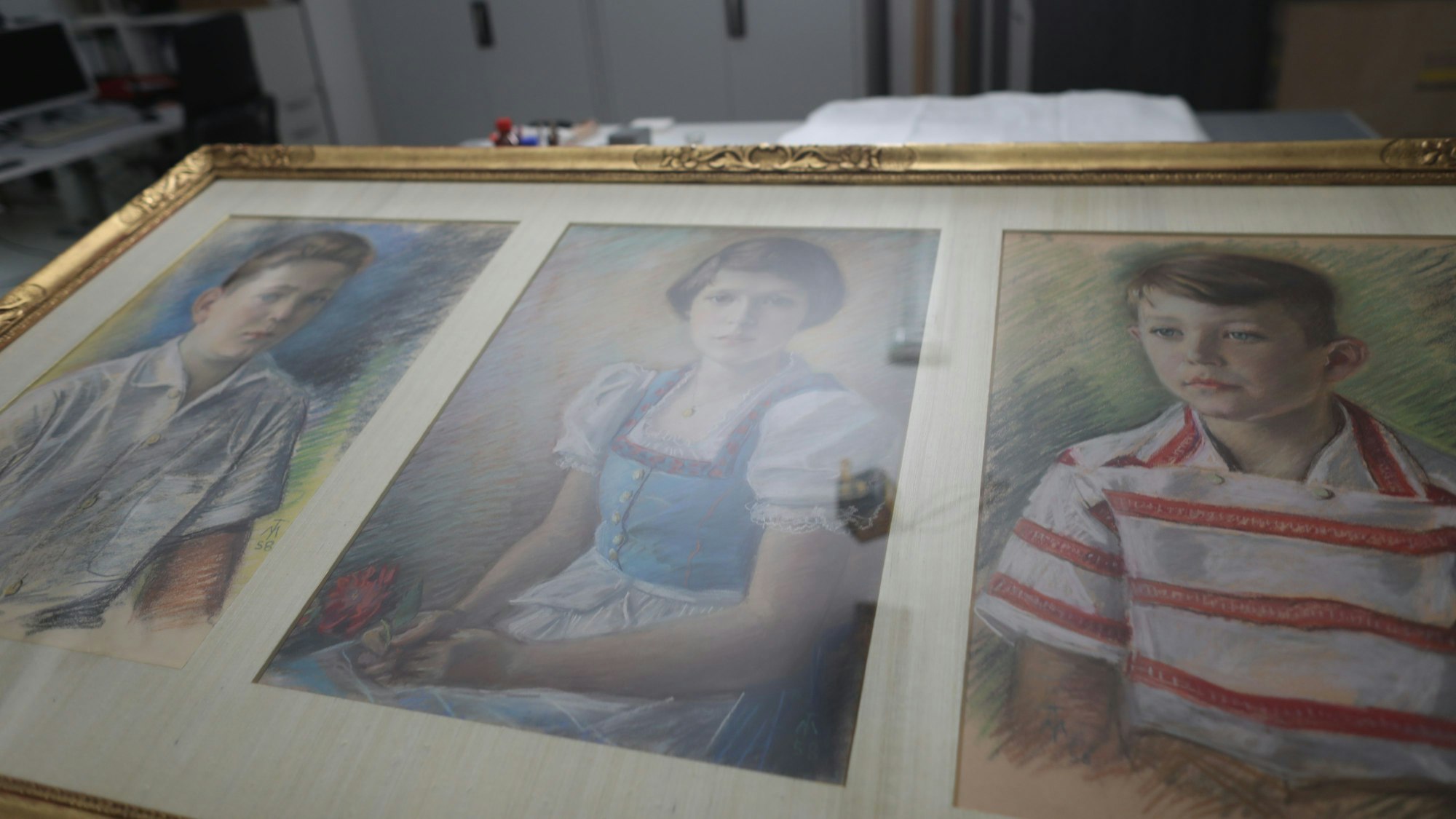 Das Foto zeigt die drei Porträts von Toni May.