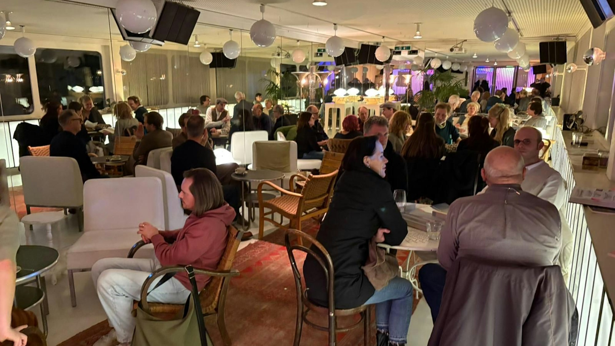 Das Foto zeigt den Innenraum des Café Hallmackenreuther.