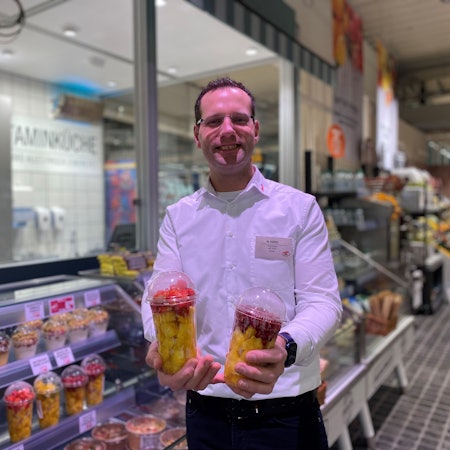 Zu sehen ist Marktleiter René Hans.