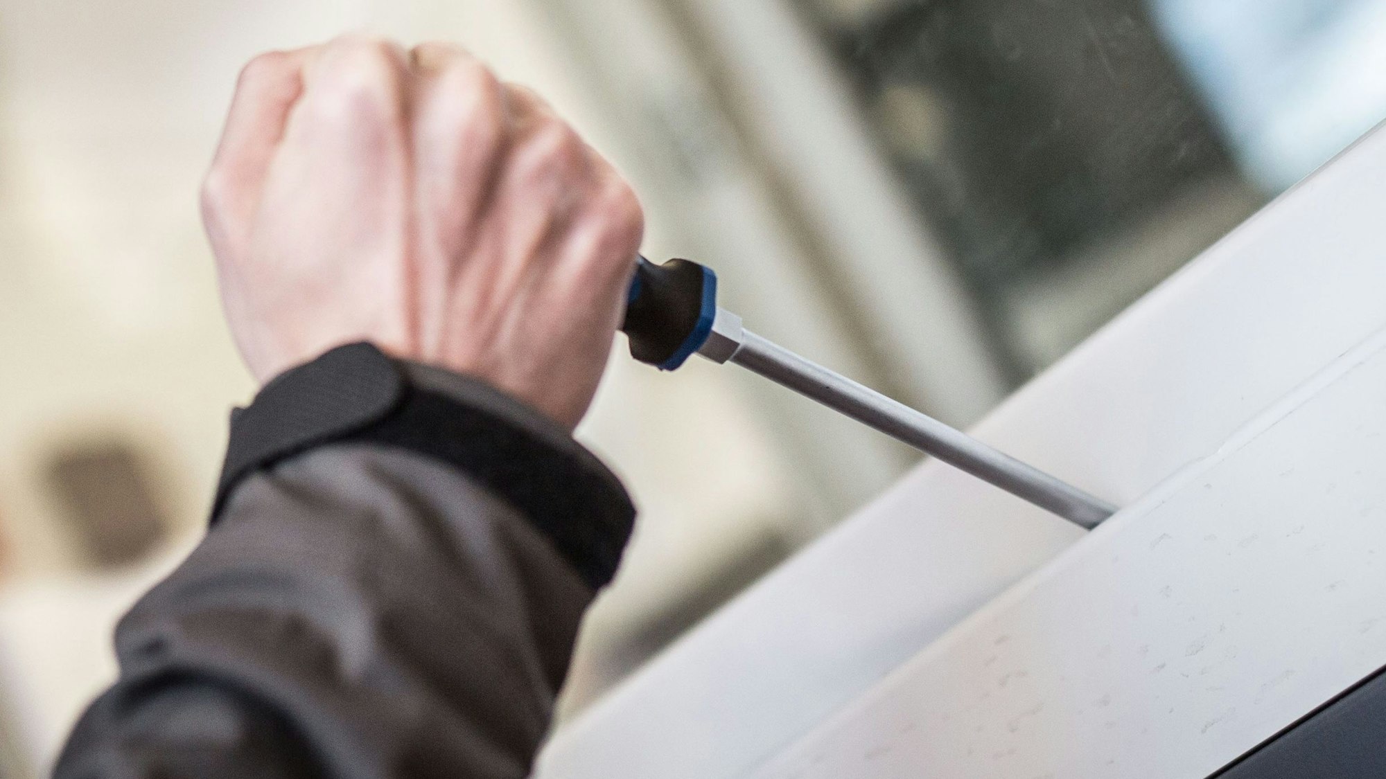 ARCHIV - 10.04.2015, Hessen, Frankfurt/Main: Ein Mann demonstriert in der polizeilichen Beratungsstelle, wie Einbrecher Fenster aufhebeln. (zu dpa: ««Strategische Fahndung» für Düsseldorf angeordnet») Foto: Frank Rumpenhorst/dpa +++ dpa-Bildfunk +++