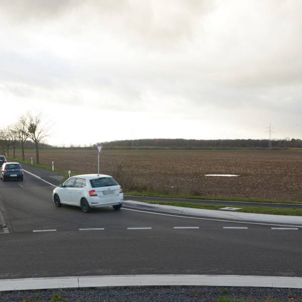 Blick auf die Bundesstraße und die Ackerlandfläche, die sich rechts anschließt.