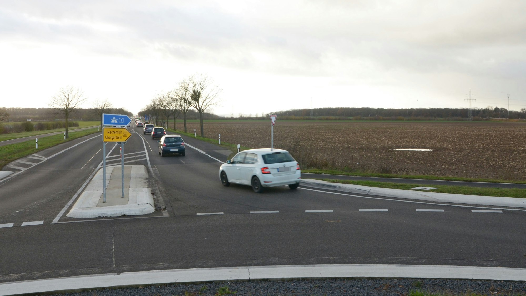 Blick auf die Bundesstraße und die Ackerlandfläche, die sich rechts anschließt.