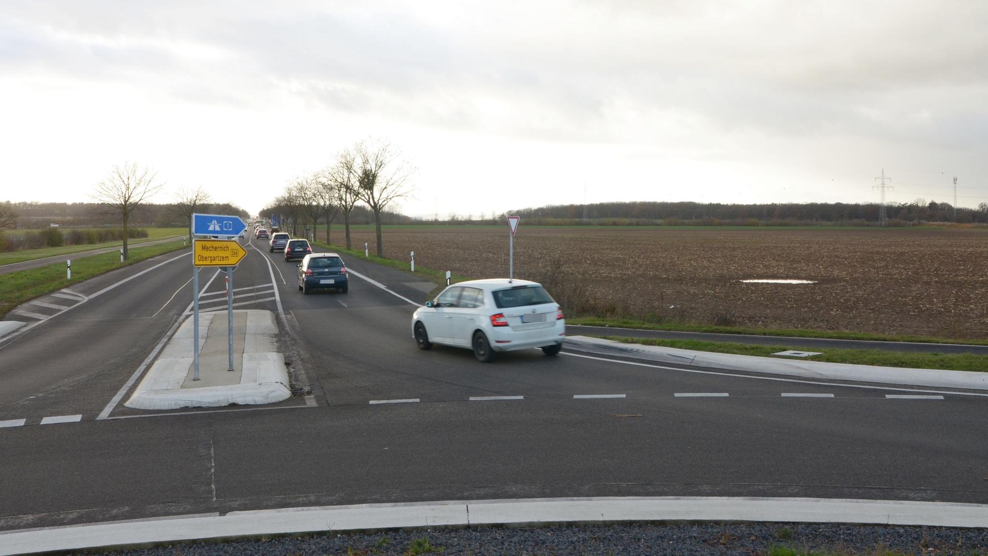 Blick auf die Bundesstraße und die Ackerlandfläche, die sich rechts anschließt.