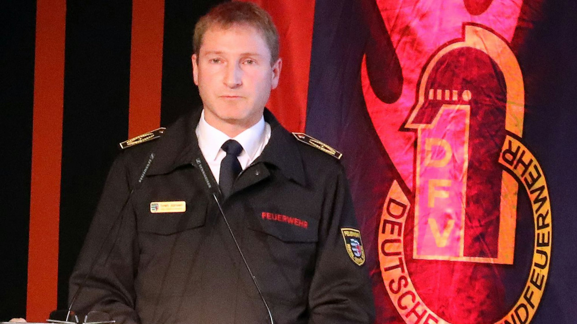 Vize-Kreisbrandmeister Sven Jansen steht am Rednerpult bei der Jubilarehrung am Freitag, 29. 12. 2024, im Spiegelsaal des Bergischen Löwen.