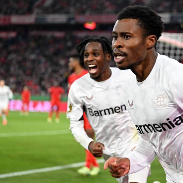 Nathan Tella von Bayer Leverkusen jubelt nach seinem Tor zum 0:1.