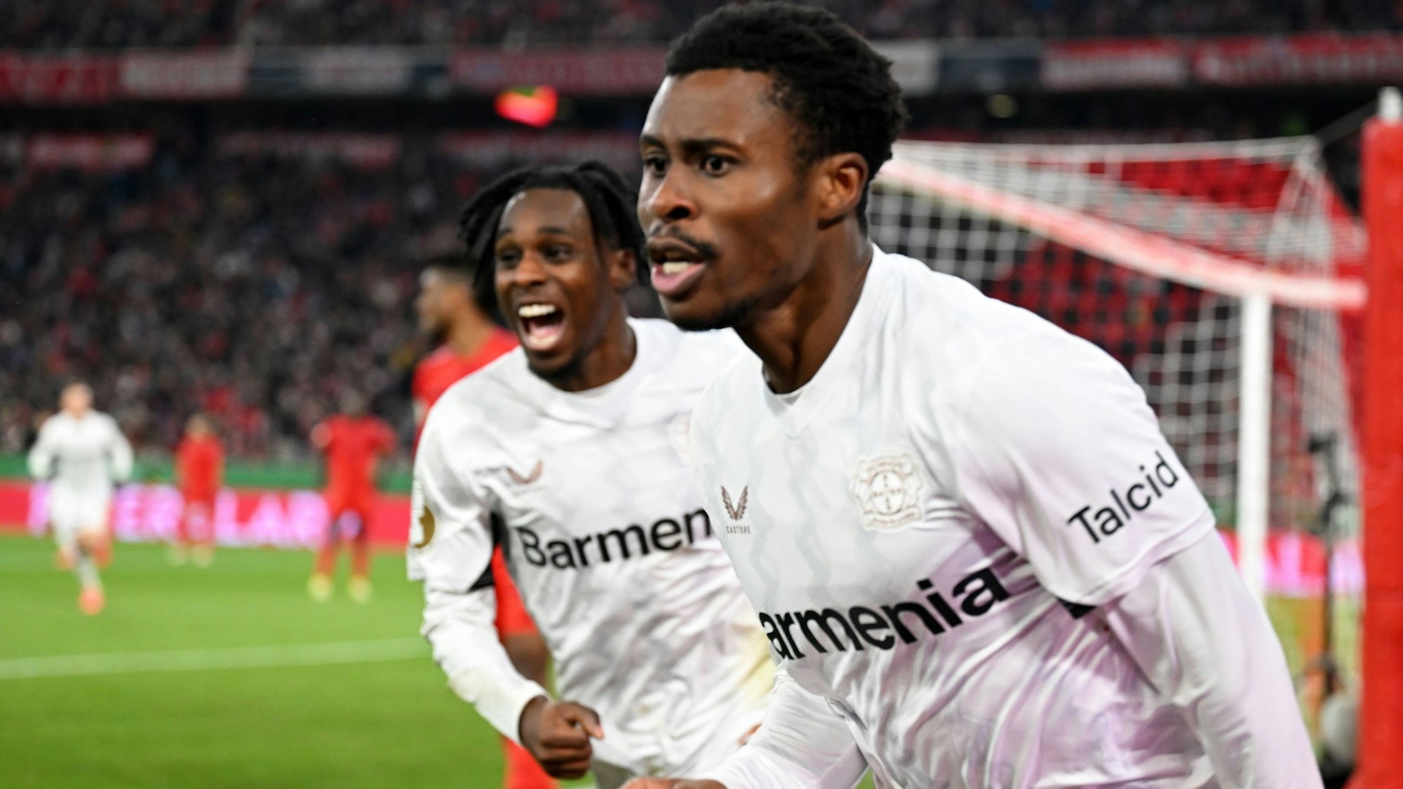 Nathan Tella von Bayer Leverkusen jubelt nach seinem Tor zum 0:1.