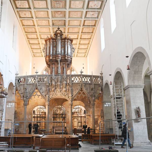 Zu sehen ist das Innere der Kirche St. Pantalon mit Kirchenschiff.