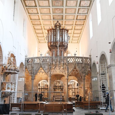 Zu sehen ist das Innere der Kirche St. Pantalon mit Kirchenschiff.